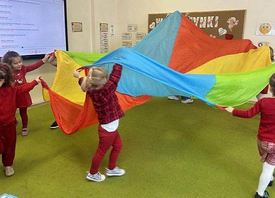 dzieci z chustą animacyjną