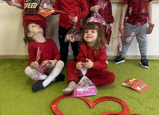 dzieci pozują do zdjęcia