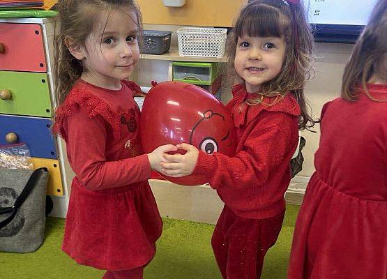 dzieci tańczą z balonami