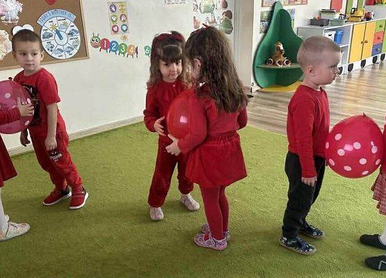 dzieci tańczą z balonami