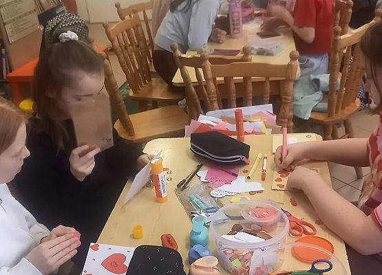uczniowie podczas warsztatów plastycznych