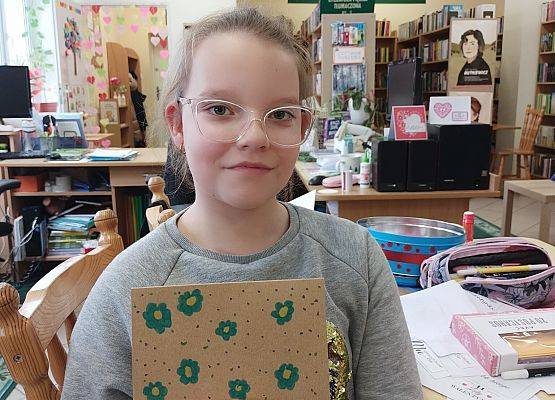 uczennica podczas warsztatów plastycznych