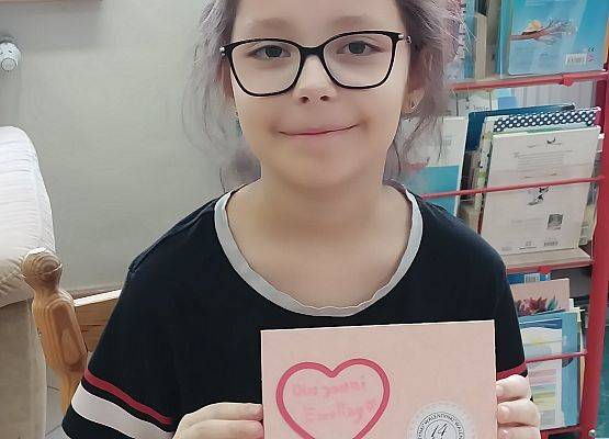 uczennica podczas warsztatów plastycznych