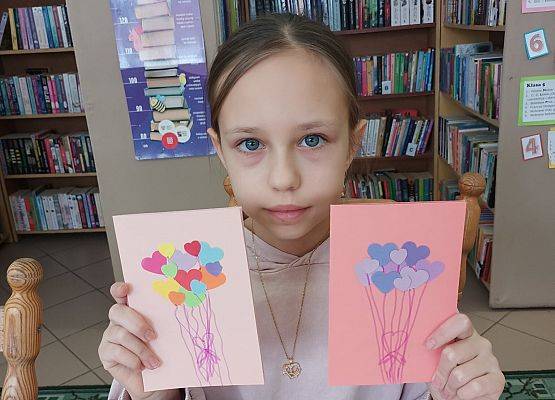 uczennica podczas warsztatów plastycznych