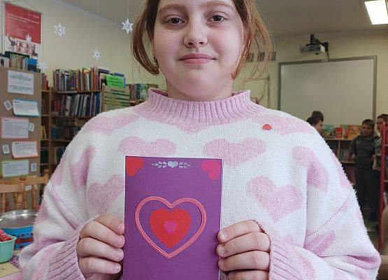 uczennica podczas warsztatów plastycznych