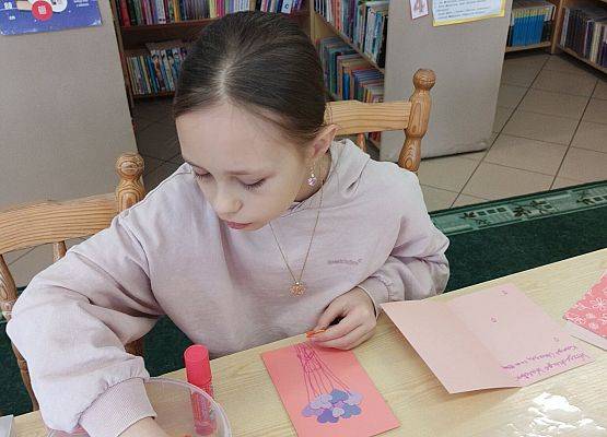 uczennica podczas warsztatów plastycznych