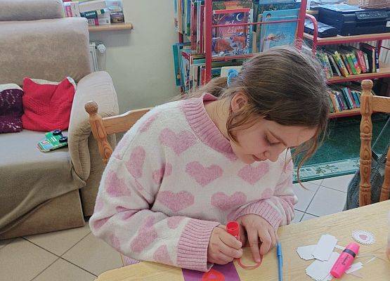 uczennica podczas warsztatów plastycznych