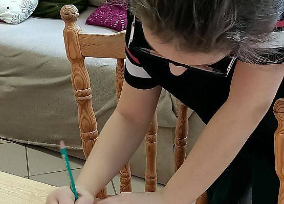 uczennica podczas warsztatów plastycznych