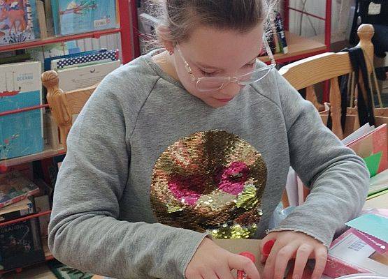 uczennica podczas warsztatów plastycznych