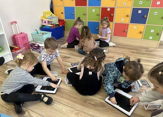 przedszkolaki podczas zajęć