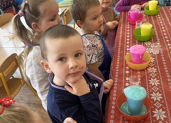 przedszkolaki podczas zajęć