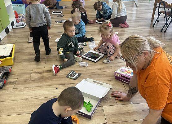 przedszkolaki podczas zajęć