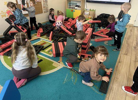 przedszkolaki podczas zajęć