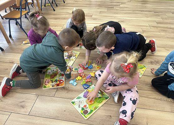 przedszkolaki podczas zajęć