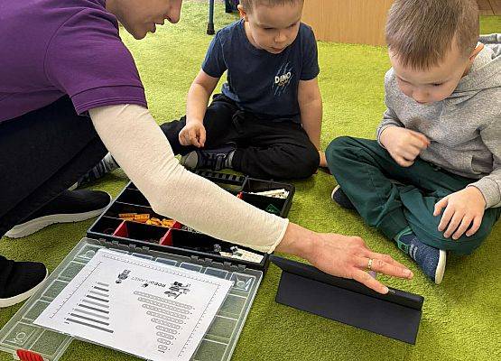 przedszkolaki podczas zajęć