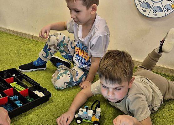 przedszkolaki podczas zajęć