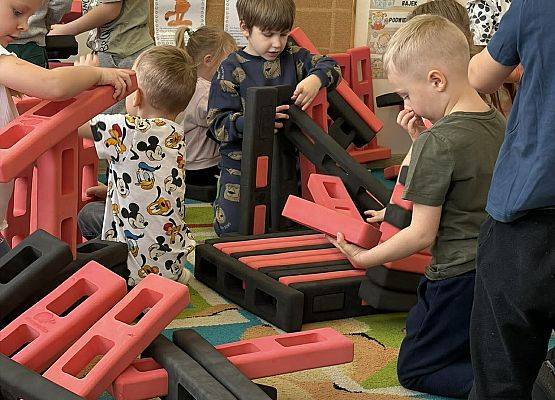 przedszkolaki podczas zajęć