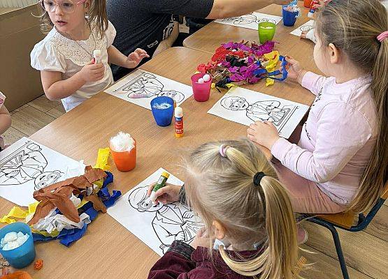przedszkolaki podczas zajęć