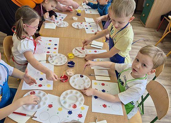 przedszkolaki podczas zajęć