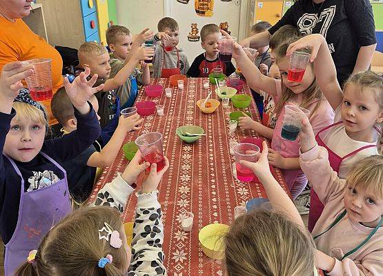 przedszkolaki podczas zajęć