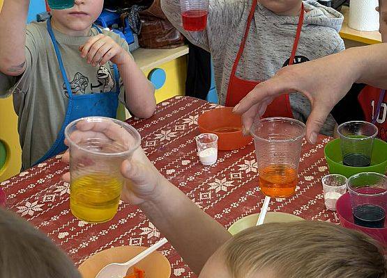 przedszkolaki podczas zajęć