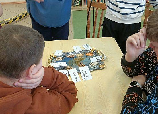 uczniowie podczas zajęć