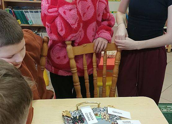 uczniowie podczas zajęć