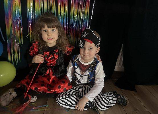 dzieci w kolorowych, bajkowych strojach