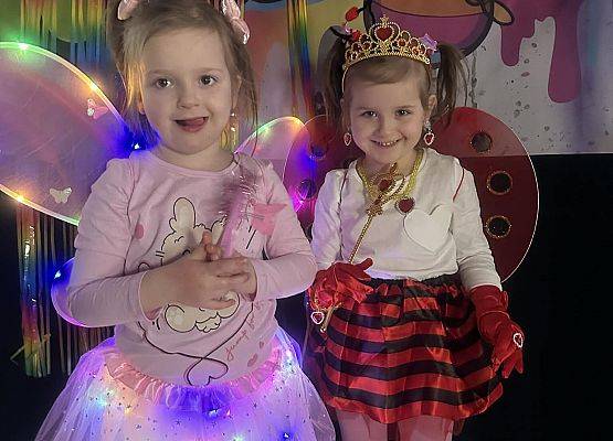 dzieci w kolorowych, bajkowych strojach