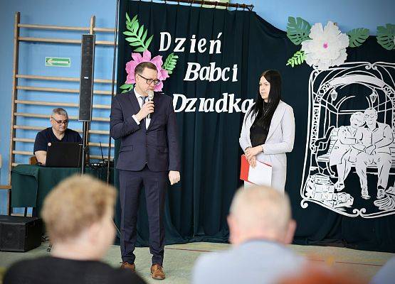 stłtys przemawia na scenie