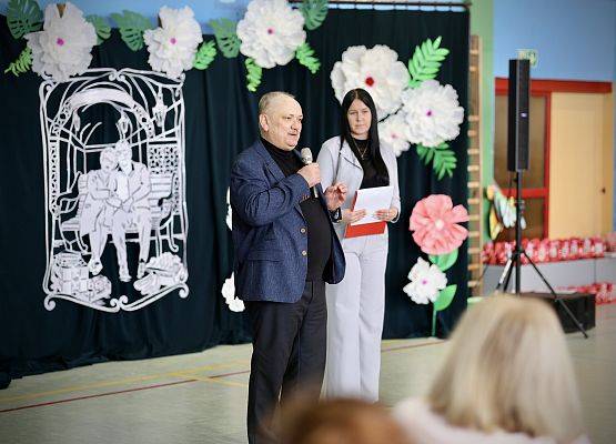 radny przemawia na scenie