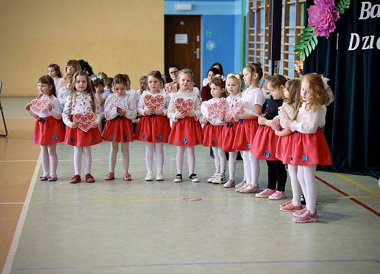 dzieci podczas występu na scenie