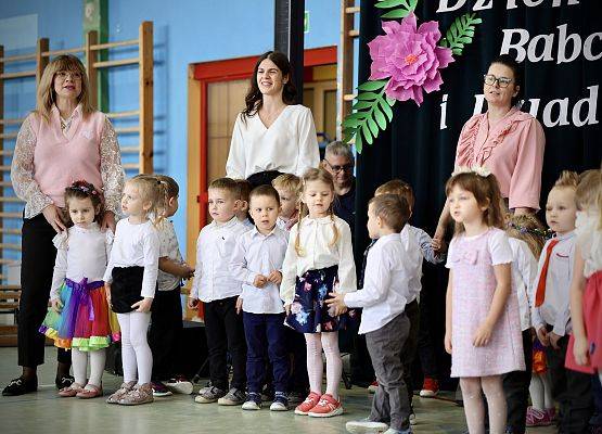 przedszkolaki podczas występu