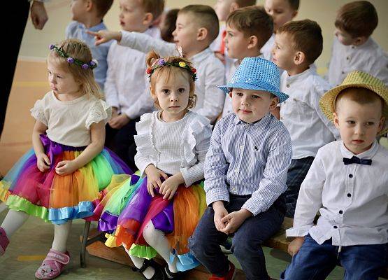 dzieci siedzą na ławce