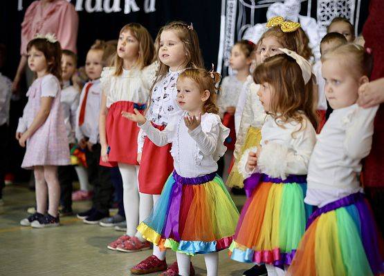 dzieci wychodzą na scenę