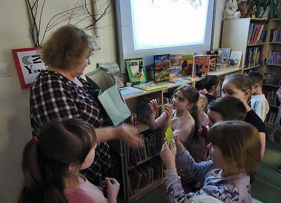 nauczycielka prowadzi zajęcia w bibliotece szkolnej