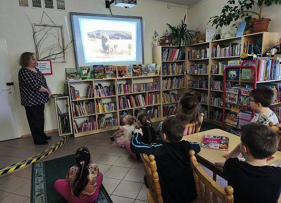 nauczycielka prowadzi zajęcia w bibliotece szkolnej