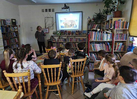 nauczycielka prowadzi zajęcia w bibliotece szkolnej