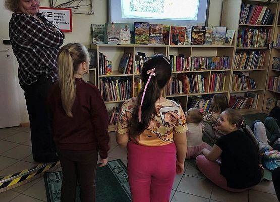 nauczycielka prowadzi zajęcia w bibliotece szkolnej