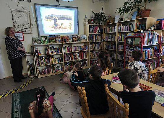 nauczycielka prowadzi zajęcia w bibliotece szkolnej