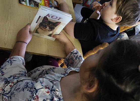 uczniowie przeglądają książki