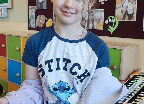 uczennica prezentuje swój przyszły zawód