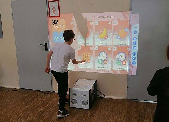 uczniowie korzystają z knowla box