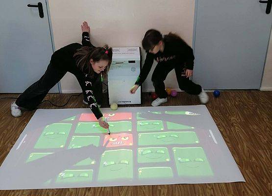 uczniowie korzystają z knowla box