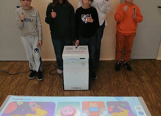 uczniowie korzystają z knowla box