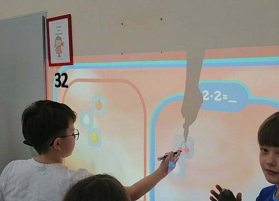 uczniowie korzystają z knowla box