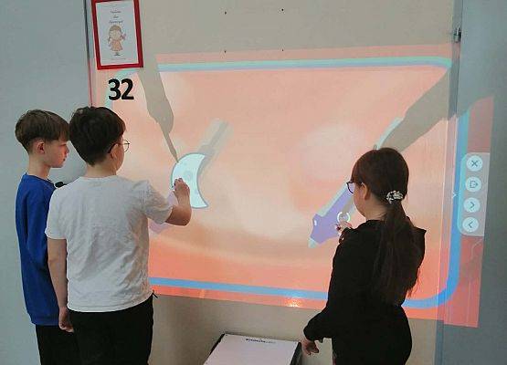 uczniowie korzystają z knowla box