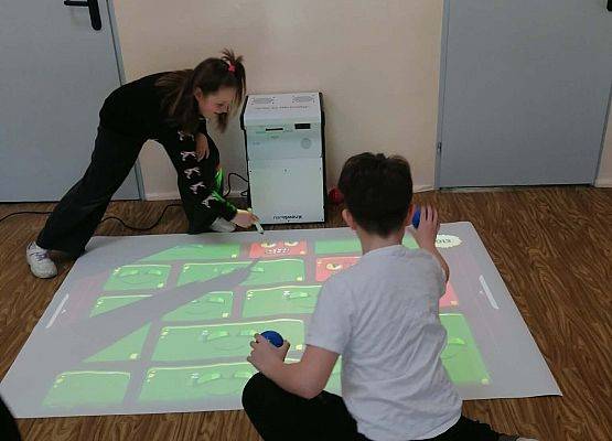 uczniowie korzystają z knowla box