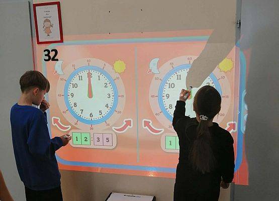 uczniowie korzystają z knowla box