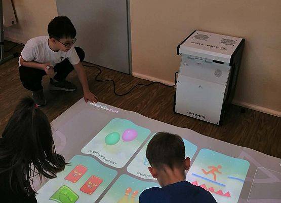 uczniowie korzystają z knowla box